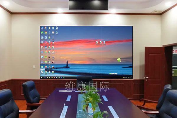 大型會(huì)議室使用無(wú)縫拼接屏好還是投影機(jī)好？