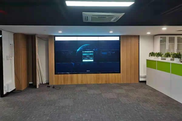 液晶拼接屏與OCB小間距LED顯示屏有什么區(qū)別？