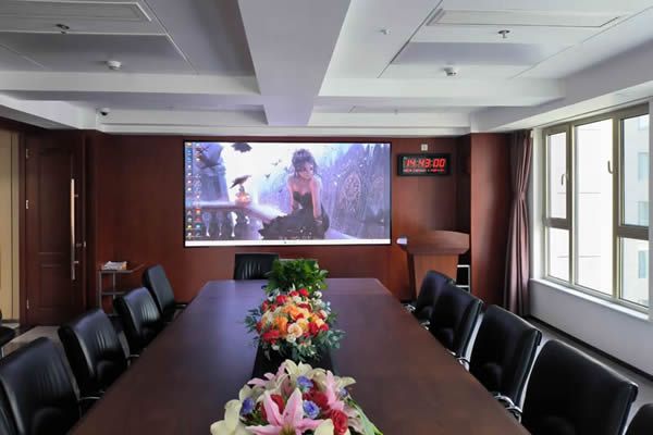 學(xué)校會議室大屏使用投影機(jī)好，還是LED顯示屏好？